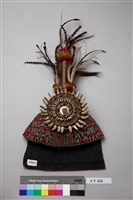 藏品(男子綴珠獸牙羽帽)的圖片